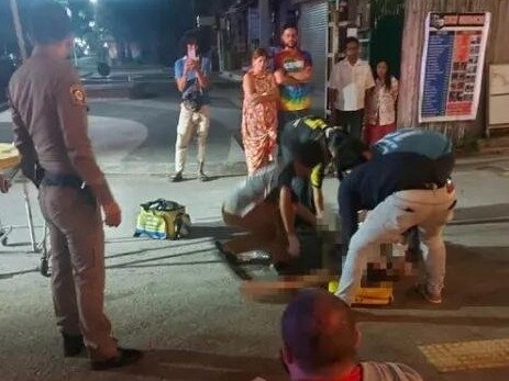 In a tragic incident in Krabi, Thailand, an American man has been arrested for allegedly stabbing an Australian man to death following a drunken altercation. Shortly after 2:00 AM on July 22, Lt. Wichote Meepop, Deputy Inspector of Ao Nang Police Station, received a distress call about a brawl near Noppharat Thara Beach, opposite the Razorback Conch Sculpture.Officers soon arrived to find Mr. Liam Michael Ross, a 35-year-old Australian national, gravely injured with stab wounds to his abdomen, leg, and arm.Despite prompt medical attention and being transferred from Wattana Hospital in Ao Nang to Krabi Hospital, Mr. Ross succumbed to his injuries. Picture  Picture Thai Rath