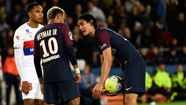 Paris Saint-Germain's Uruguayan forward Edinson Cavani (R) speaks with Paris Saint-Germain's Brazilian forward Neymar (C).