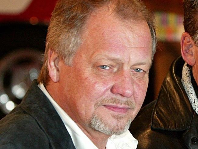 PIRATE: 11/03/2004. (L - R) David Soul, Paul Michael Glaser, and Antonio Fargas, lstars of the original 1970's Starsky and Hutch television series, arrive at the London premiere of the new movie based on the TV series.