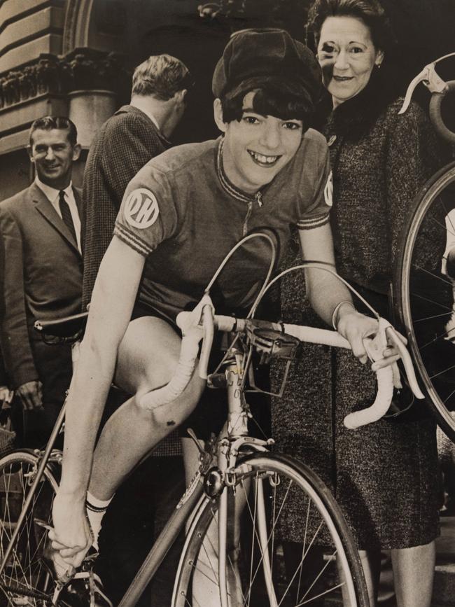 Margaret McLachlan starting off her Sydney to Melbourne attempt at the Sydney GPO in 1967. Picture: Supplied