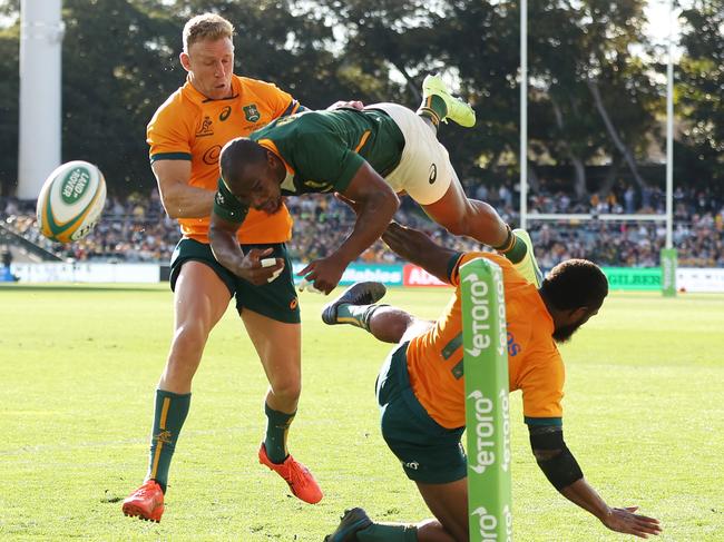 Marika Koroibete stops Makazole Mapimpi in his tracks. Picture: Mark Kolbe/Getty Images