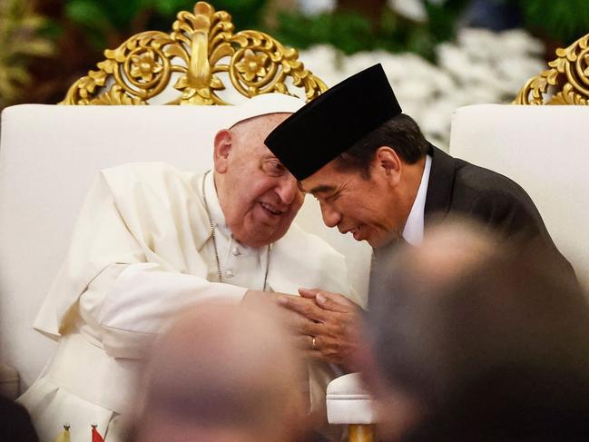 TOPSHOT - Pope Francis (L) and Indonesia's President Joko Widodo attend a meeting with Indonesian authorities, civil society and the diplomatic corps at the Presidential Palace in Jakarta on September 4, 2024, during his apostolic visit to Asia. Pope Francis's gruelling tour of the Asia-Pacific got into full swing on September 4, with the 87-year-old appearing in good health and strong spirits as he met Indonesia's president. (Photo by WILLY KURNIAWAN / POOL / AFP)