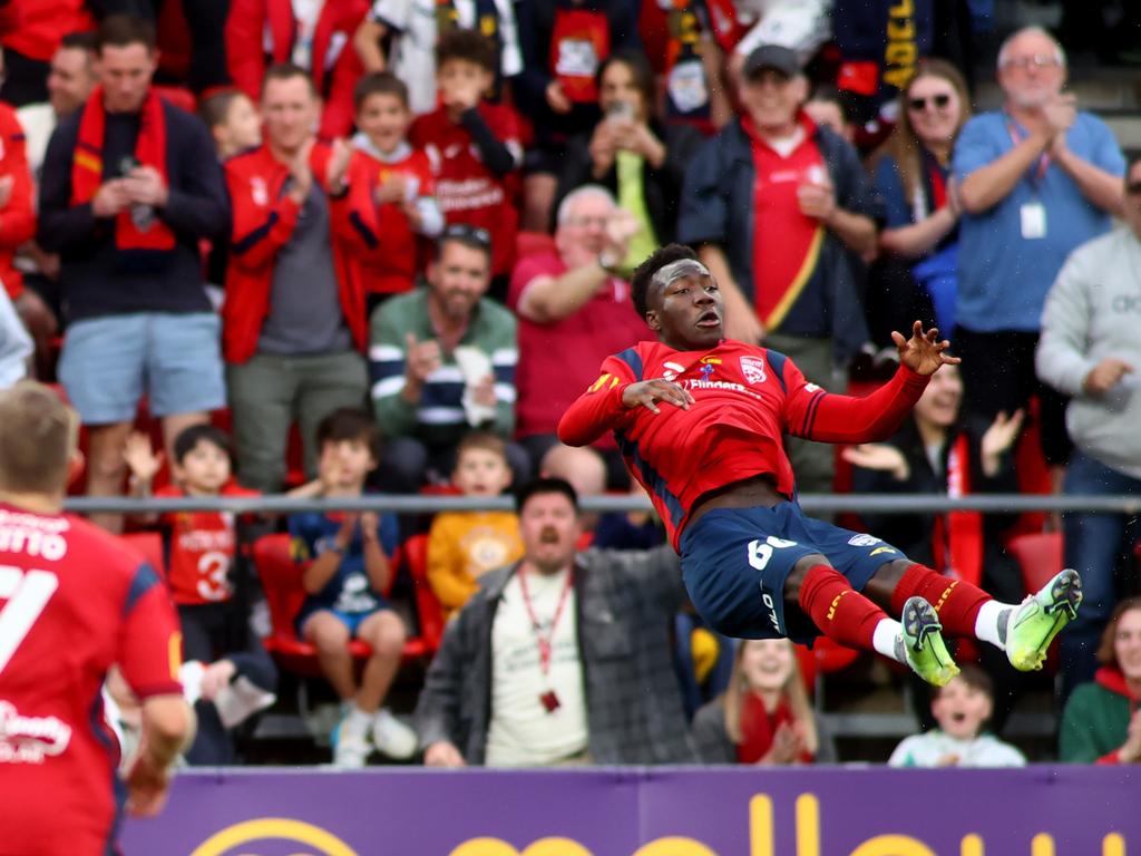 Nestori Irankunda z Adelaide United świętuje po zdobyciu gola przeciwko Melbourne City.  Zdjęcie: Kelly Barnes/Getty Images