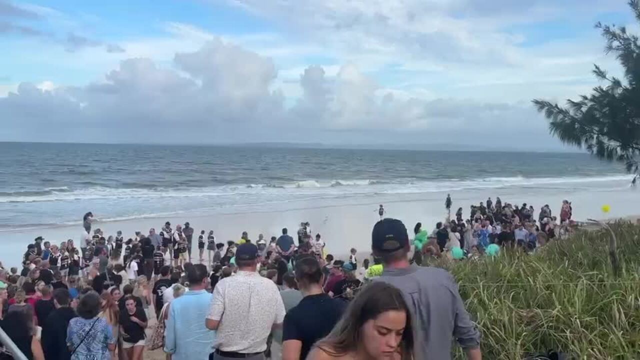 Huge crowd turns up to beach vigil for Charlize Zmuda