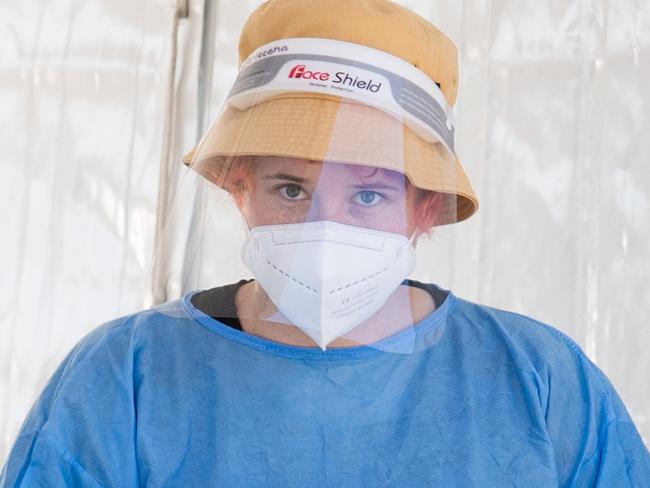 BRISBANE, AUSTRALIA - NewsWire Photos - OCTOBER 5, 2021.A health worker is seen at a drive through Covid-19 clinic in Brisbane. Picture: NCA NewsWire / Dan Peled