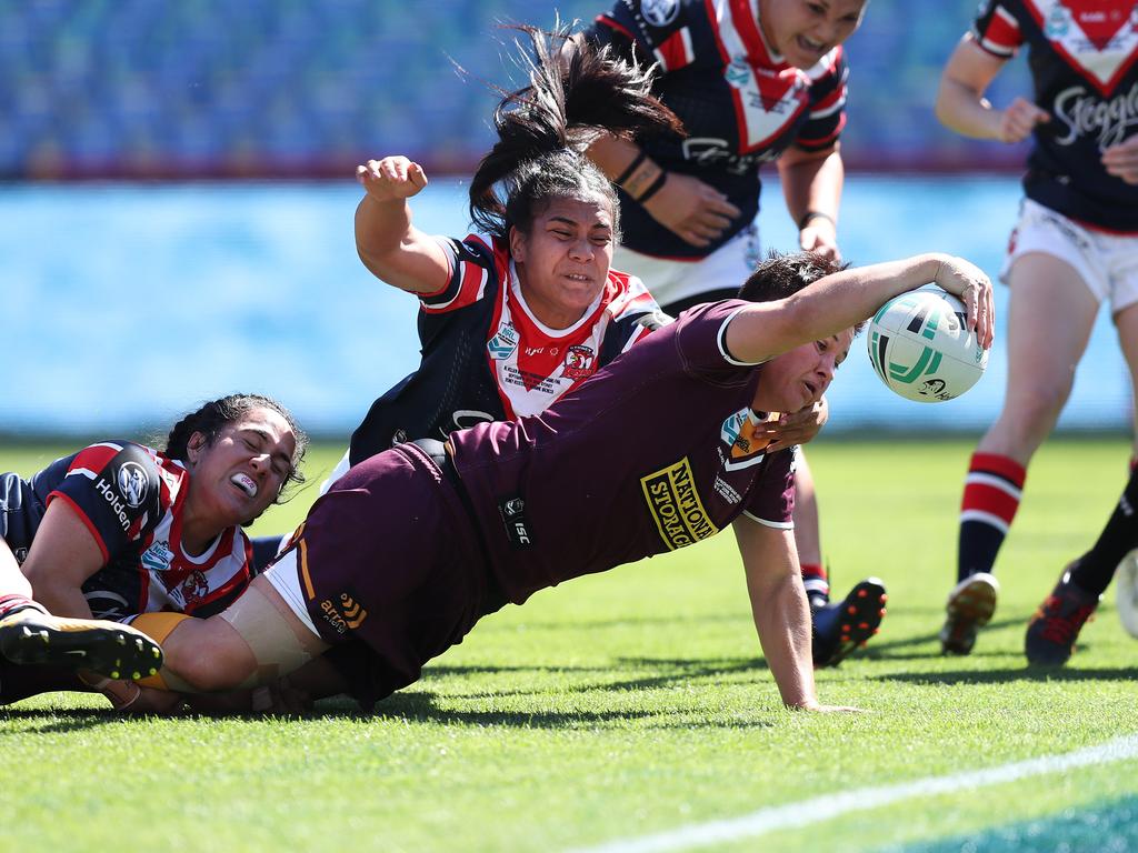 Broncos Heather Ballinger scores a try. Picture: Brett Costello