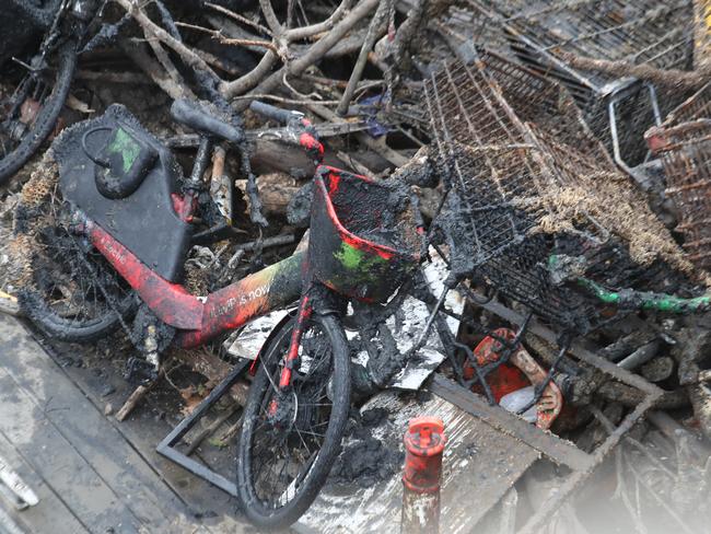 MELBOURNE, AUSTRALIA - NewsWire Photos, AUGUST 12, 2022.  Workers load bikes and e- bikes along with trolleys and other rubbish found in the Yarra River in Melbourne, onto a barge . NCA NewsWire / David Crosling