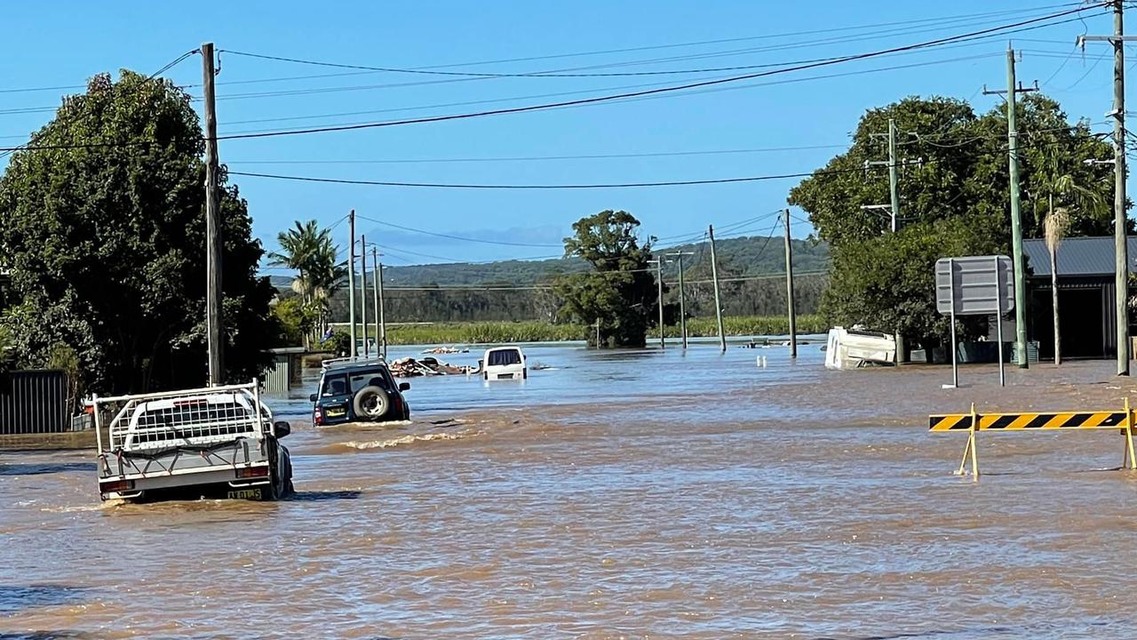 Woodburn floods as Richmond River engulfs town through the highway ...