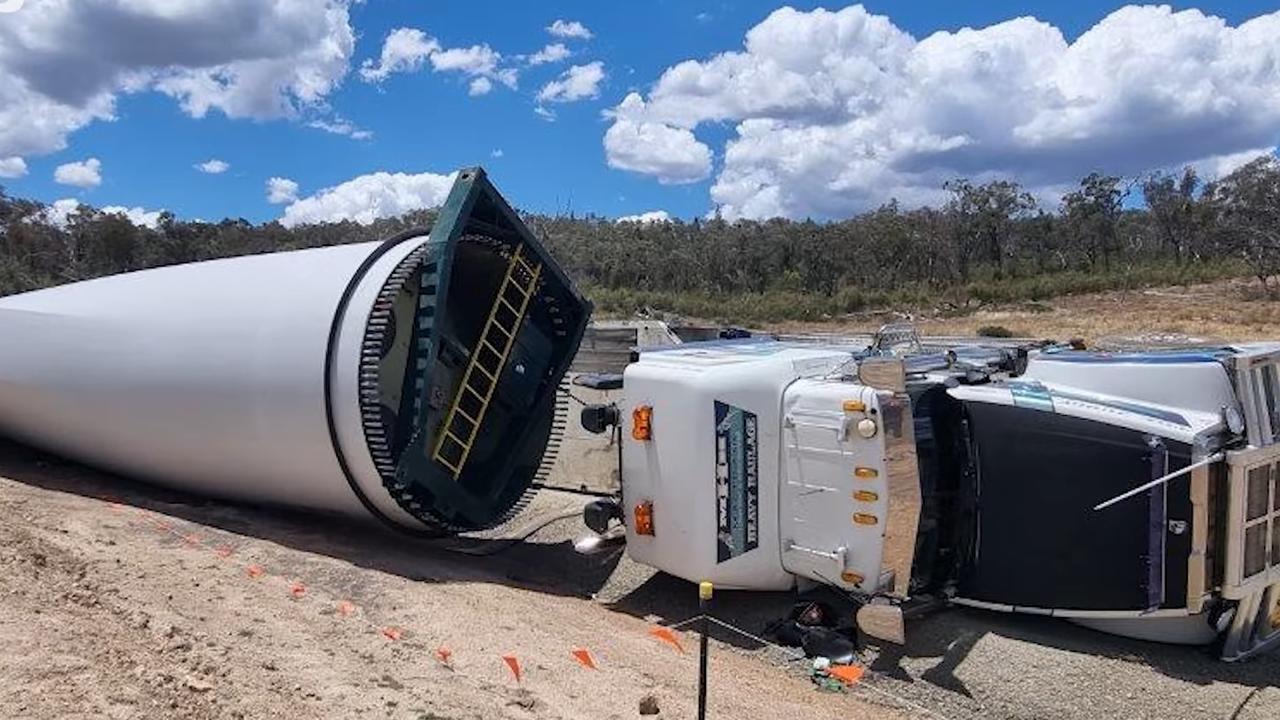 The CFMEU said a prime mover rolled at the as it was carrying a large turbine blade.