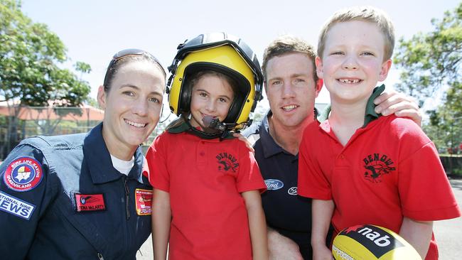 Fiona McLarty (left) with students Nicole Woods 6, Thomas McCaskill 7 and former Geelong player Steven Johnson.