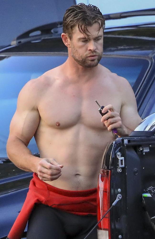 Chris Hemsworth Shows Off Bulging Muscles In Topless Beach Display Photos News Com Au