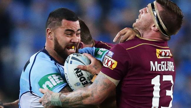 Andrew Fifita has re-signed with the Sharks.