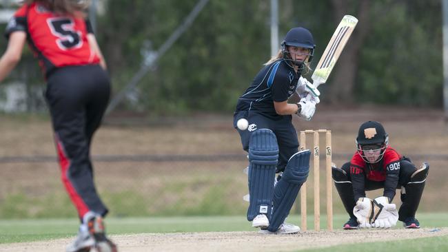 USA-born left-arm quick Tara Norris, pictured playing Victorian Premier cricket for Prahran in 2016, has joined the Melbourne Renegades as an associate rookie signing. Picture: Christopher Chan.