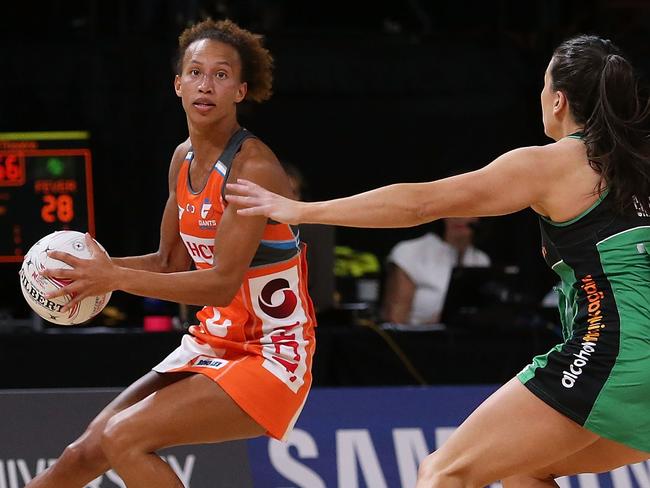 SYDNEY, AUSTRALIA - AUGUST 04:  Serena Guthrie of the Giants looks to pass during the round 14 Super Netball match between the Giants and the Fever at International Convention Centre on August 4, 2018 in Sydney, Australia.  (Photo by Jason McCawley/Getty Images)