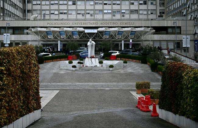 The Vatican has extended Pope Francis's stay at the Gemelli hospital