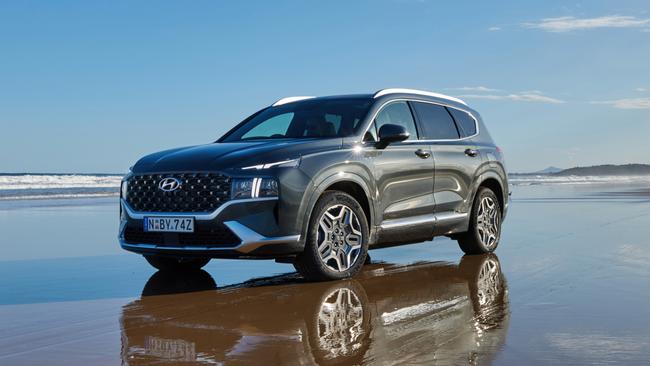 Hyundai is offering $2000 factory bonus on its seven-seat Santa Fe.