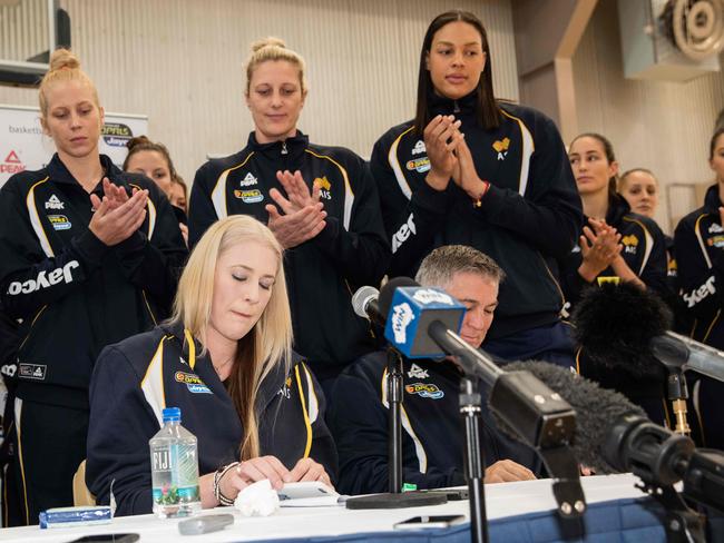 Australian women's basketball great, Lauren Jackson announces her retirement.