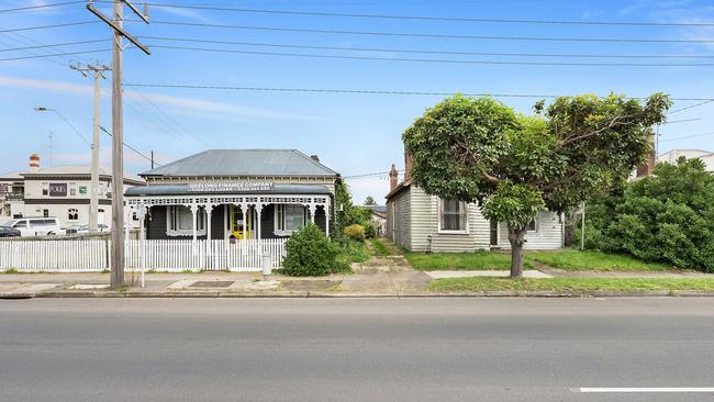 452, 454-456 La Trobe Tce, Newtown has been listed for auction on May 23.