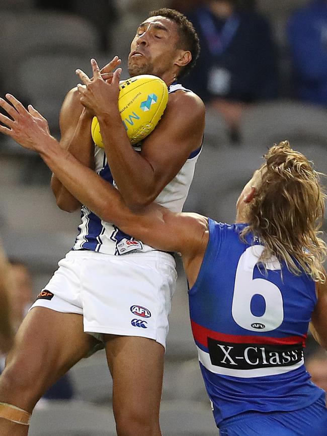 Aiden Bonar marks in front of Bailey Smith. Picture: Michael Klein