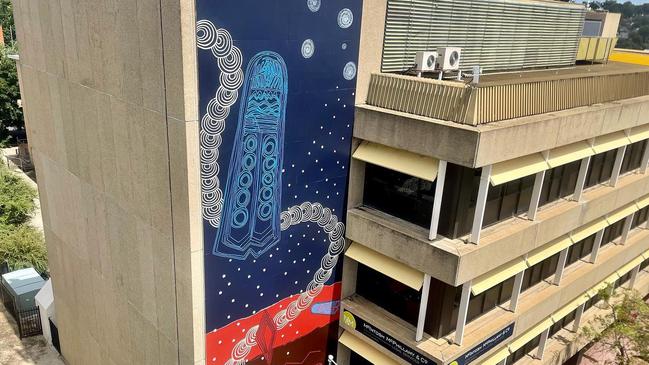 The blue-banded bee mural on the Bathurst post office.