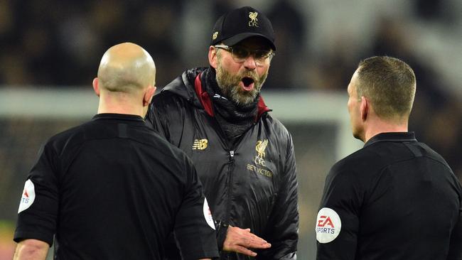 Liverpool's German manager Jurgen Klopp speaks to the officials after the English Premier League football match between West Ham United and Liverpool at The London Stadium, in east London on February 4, 2019. - The game finished 1-1. (Photo by Glyn KIRK / AFP) / RESTRICTED TO EDITORIAL USE. No use with unauthorized audio, video, data, fixture lists, club/league logos or 'live' services. Online in-match use limited to 120 images. An additional 40 images may be used in extra time. No video emulation. Social media in-match use limited to 120 images. An additional 40 images may be used in extra time. No use in betting publications, games or single club/league/player publications. /