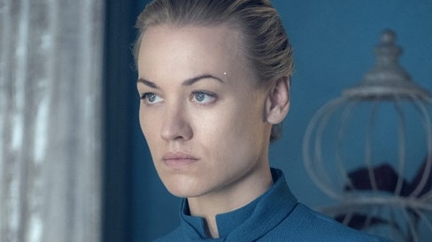 Yvonne Strahovski in S2 The Handmaid's Tale