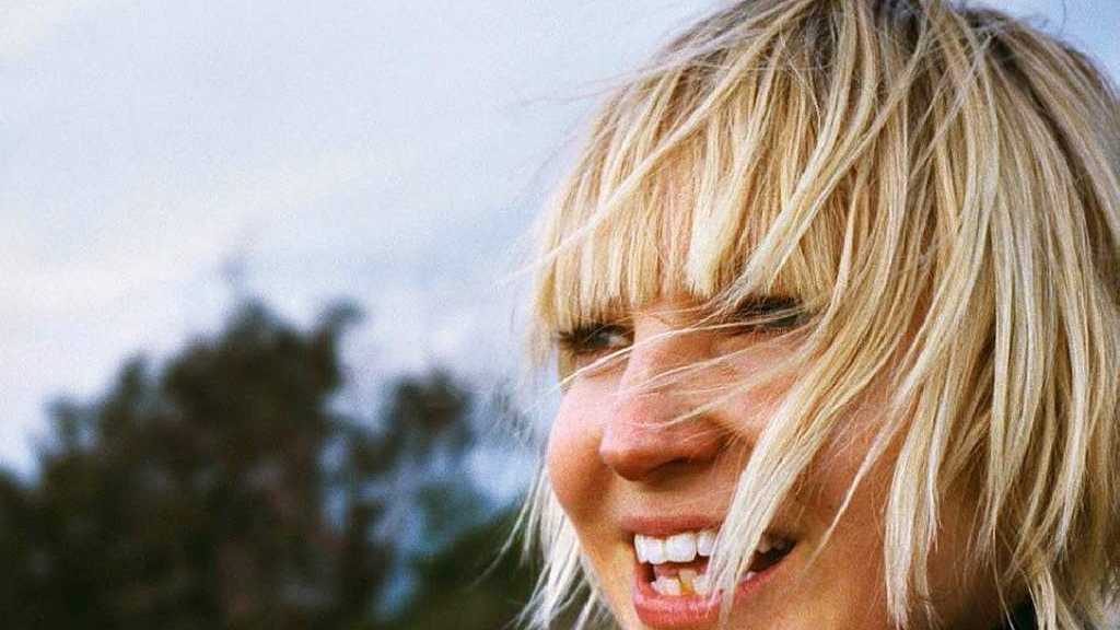 Сия прошедшая. Сиа Ферлер певица. CIA певица Chandelier. Sia в молодости. Sia альбом 2021