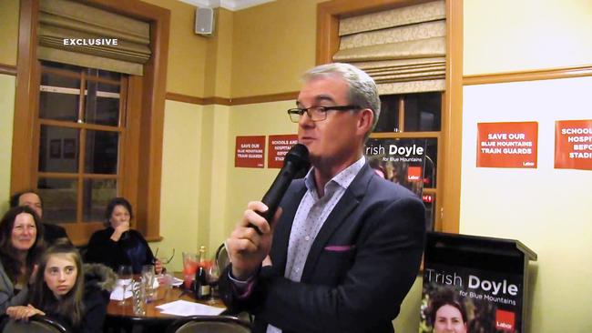 Michael Daley appears at the “polit­ics in the pub” session in Wentworth Falls, in the seat of Blue Mountains last September.