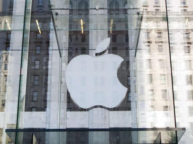 (FILES) This September 17, 2012 file photo shows the Apple logo on the Apple store in New York. Apple will pay up to $400 million to compensate consumers for illegal price-fixing conspiracy for electronic books, officials said July 16, 2014. The settlement would reimburse consumers in 33 states whose authorities sought damages for Apple's price-fixing, according to a statement from New York's attorney general. But the settlement is contingent on the verdict being upheld in a July 2013 federal court ruling that Apple violated antitrust laws by orchestrating a conspiracy with five publishers to raise e-book prices. AFP PHOTO/DON EMMERT