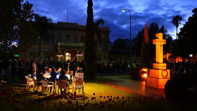 The 2015 Anzac Day Dawn Service at Renmark. Picture: Grant Schwartzkopff