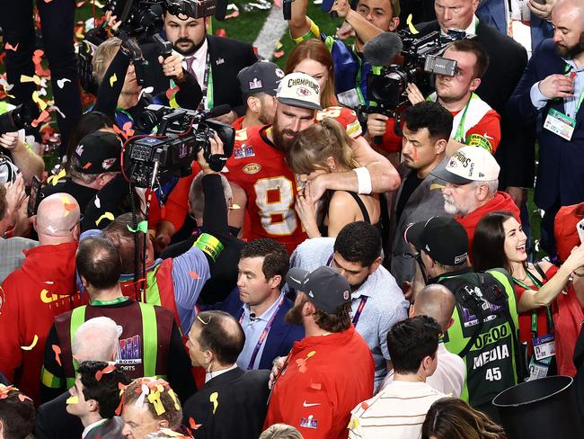 Swift and Kelce surrounded by reporters following the Super Bowl. Picture: Tim Nwachukwu / GETTY IMAGES NORTH AMERICA / Getty Images via AFP