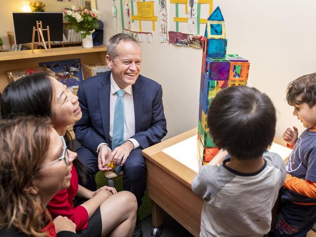 Opposition leader Bill Shorten, The Shadow Minister for Early Childhood Education Amanda Rishworth (bottom left),  and Labor's candidate for Chisholm Jennifer Yang greet children and staff at the Deakin & Community Childcare Co-operative in Burwood, Melbourne, Australia, Friday, October 5, 2018. (AAP Image/Daniel Pockett) NO ARCHIVING