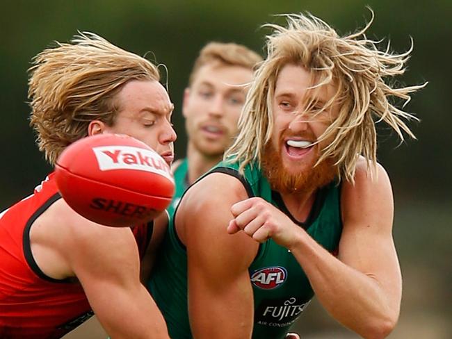 MELBOURNE, AUSTRALIA - MAY 02:  Dyson Heppell handballs  during an Essendon Bombers Training Session on May 2, 2018 in Melbourne, Australia.  (Photo by Darrian Traynor/Getty Images)