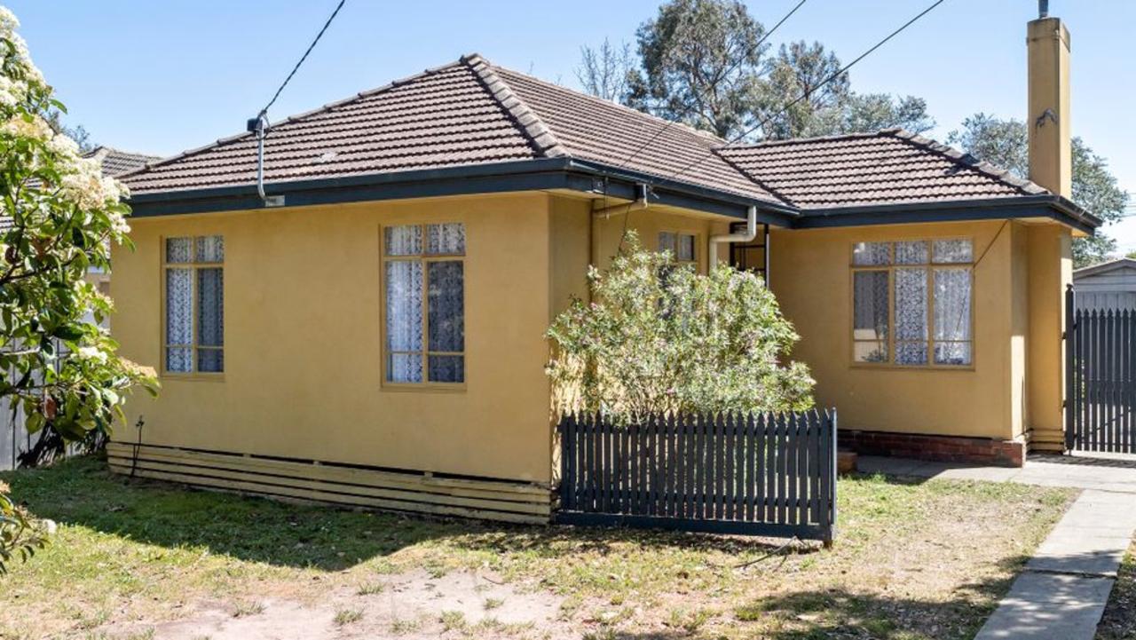 The owners of <a href="https://www.realestate.com.au/property-house-vic-chadstone-129689078" title="www.realestate.com.au">15 Woonah St, Chadstone</a> are selling via private treaty.
