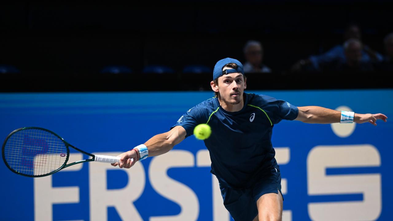 VIENNA, AUSTRIA - OCTOBER 26: Alex de Minaur of Australia plays a forehand against Karen Khachanov in their semi final match during day six of the Erste Bank Open 2024 at Wiener Stadthalle on October 26, 2024 in Vienna, Austria. (Photo by Thomas Kronsteiner/Getty Images)