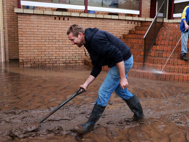Craig and Aaron Balaam cleaning up in Taree West. Picture: NewsWire / Scott Calvin