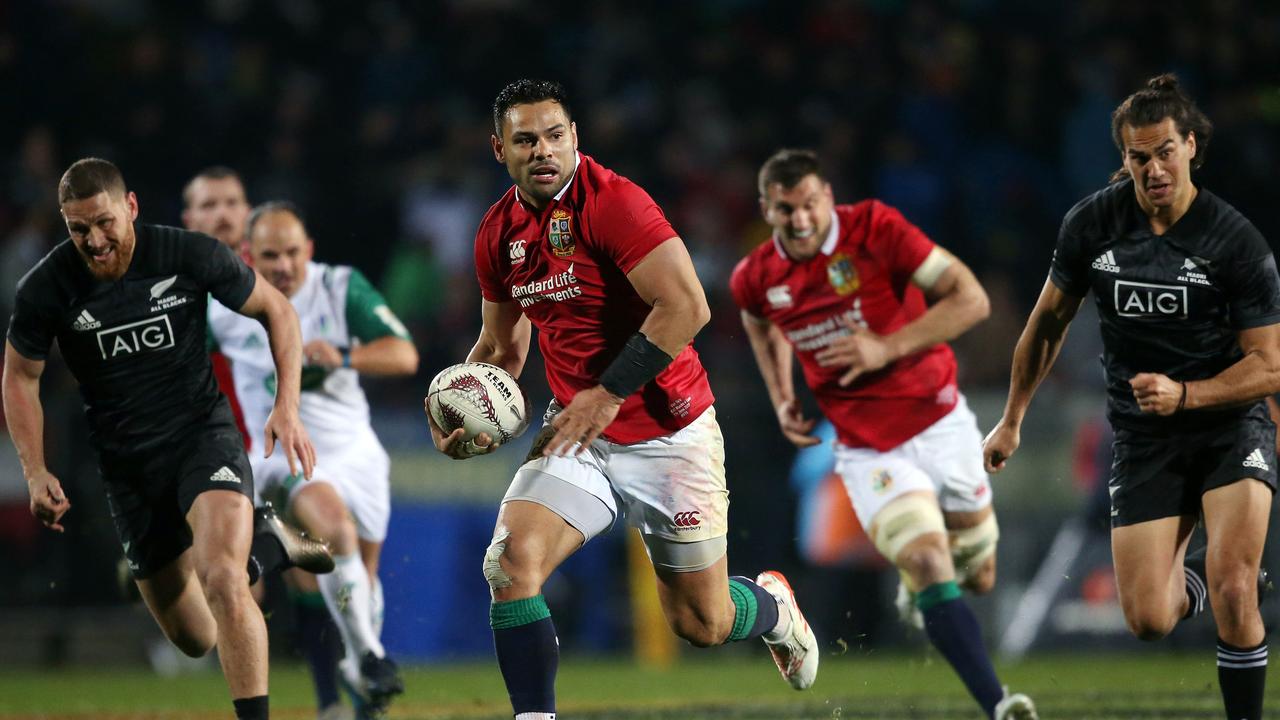 Ben Te'o (C) of the British and Irish Lions makes a break during the international rugby match between New Zealand's Maori All Blacks and the British and Irish Lions at Rotorua International Stadium in Rotorua on June 17, 2017. / AFP PHOTO / MICHAEL BRADLEY