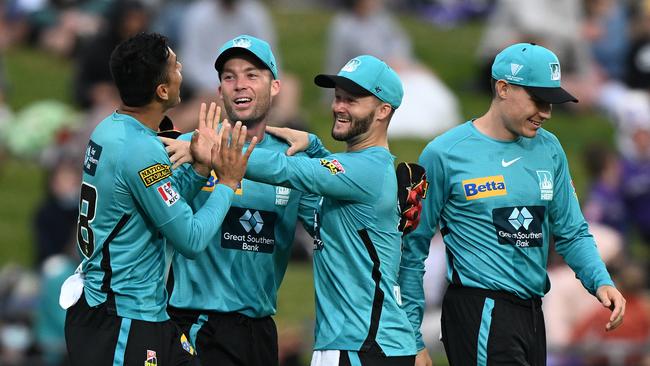 HOBART, AUSTRALIA – JANUARY 01: Jimmy Peirson of the Heat celebrates with teammates the wicket of Tim David of the Hurricanes during the Men's Big Bash League match between the Hobart Hurricanes and the Brisbane Heat at Blundstone Arena, on January 01, 2022, in Hobart, Australia. (Photo by Steve Bell/Getty Images)