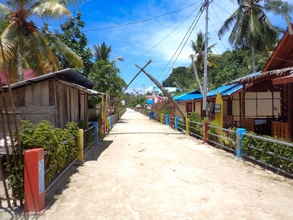 The four main islands are Misool, Salawati, Batanta, and Waigeo.