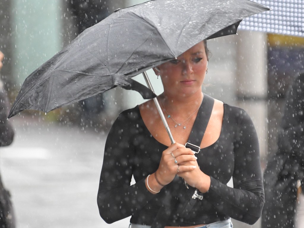 SYDNEY AUSTRALIA - NewsWire Photos, 06 JANUARY, 2023: 
Sydney weather on a wet and cloudy day.
Commuters get caught in a sudden downpour in the city centre.
Picture: NCA NewsWire / Simon Bullard.
