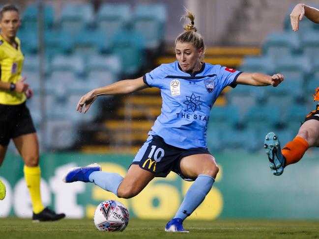 SYDNEY, AUSTRALIA - JANUARY 16: Remy Siemsen of Sydney FC shapes to shoot during the round 10 W-League match between Sydney FC and the Brisbane Roar at Leichhardt Oval on January 16, 2020 in Sydney, Australia. (Photo by David Neilson/Getty Images)