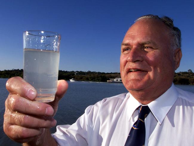 D/IMurray Bridge Mayor Allan Arbon holding glass of water from River Murray 15 Apr 2002.  p/