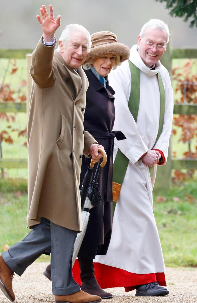 King Charles spotted waving to well-wishers hours before cancer news ...