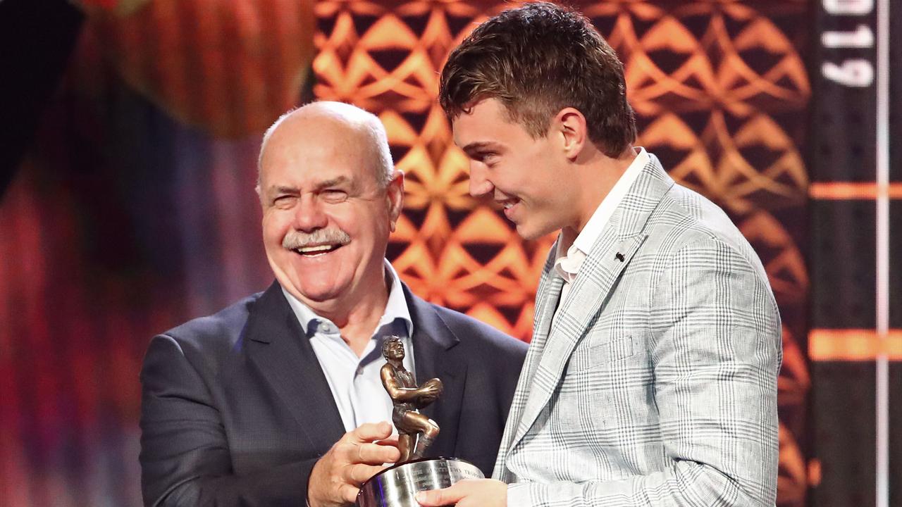 Leigh Matthews presents Patrick Cripps of the Blues with the Leigh Matthews Trophy in 2019. Picture: AAP Image