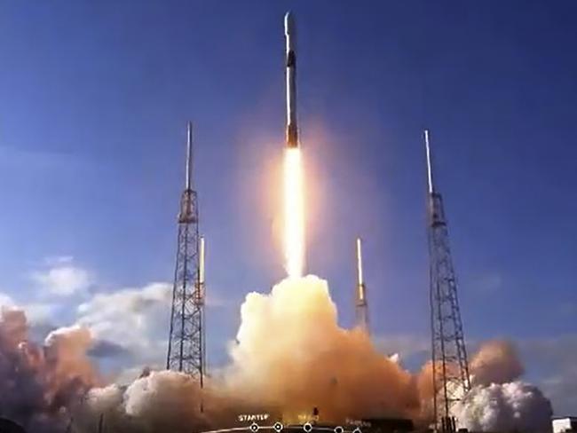 This NASA TV video frame grab shows the SpaceX Falcon 9 fourth Starlink constellation as it launches at Cape Canaveral, Florida on January 29, 2020. - The Starlink constellation will increase global internet access.This mission is tasked with sending up the latest batch of internet-beaming satellites for SpaceX, adding on to the roughly 180 satellites the company already has in orbit. (Photo by Handout / NASA TV / AFP / NewsWire) / RESTRICTED TO EDITORIAL USE - MANDATORY CREDIT "AFP PHOTO /NASA TV/HANDOUT " - NO MARKETING - NO ADVERTISING CAMPAIGNS - DISTRIBUTED AS A SERVICE TO CLIENTS