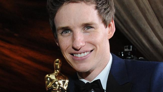 Winner for Best Actor Eddie Redmayne holds his trophy at the Governor's Ball following the 87th Oscars February 22, 2015 iin Hollywood, California. AFP PHOTO / VALERIE MACON