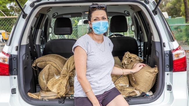 Megan Springall collecting sandbags from Redland City Council. Picture: Richard Walker