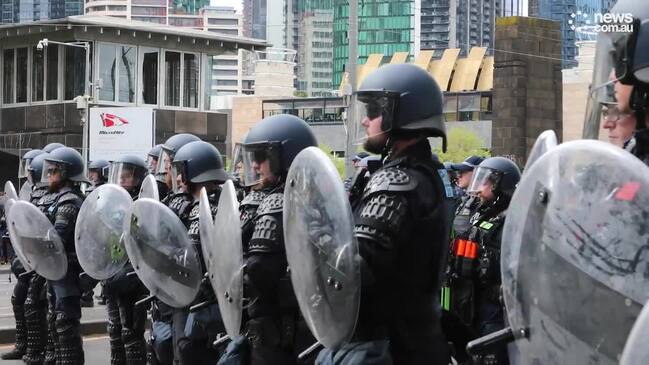 Victorian police force hold off thousands of anti-war protesters in Melbourne CBD