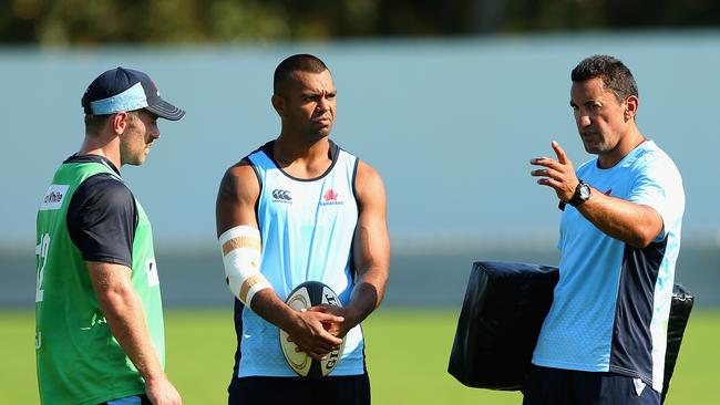 Gibson talks to Bernard Foley (L) and Kurtley Beale (C).