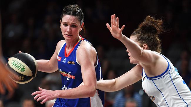 Colleen Planeta on the move for Adelaide Lightning.